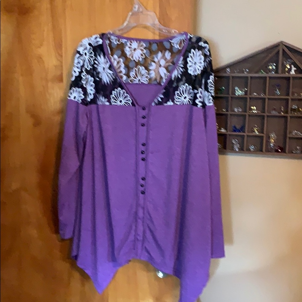 Pretty v-neck, long sleeve top